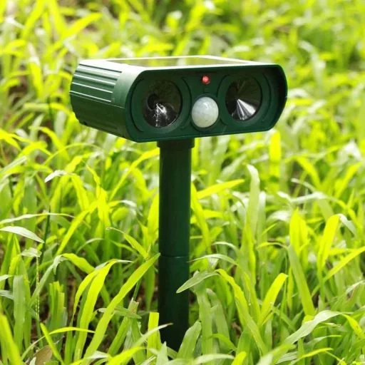 Dispozitiv solar de alarma anti-animale