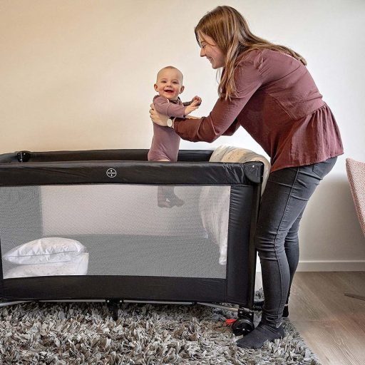 Patut voiaj cu saltea de infasat si bara de jucarii