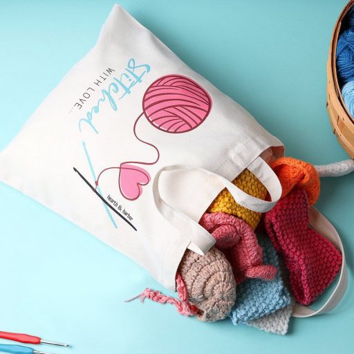 Trusa de crosetat cu fire colorate si accesorii, in geanta de umar