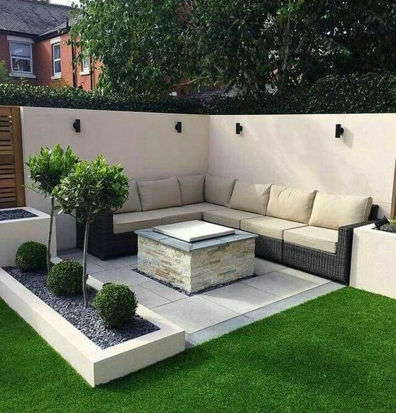 gradina moderna minimalista cu plante verzi si pavaj curat