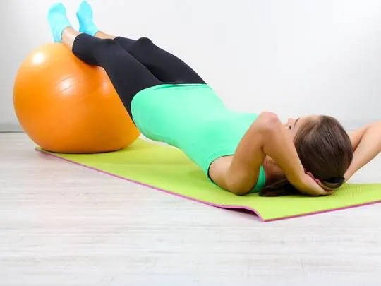 Exercițiu de echilibru pe minge fitness