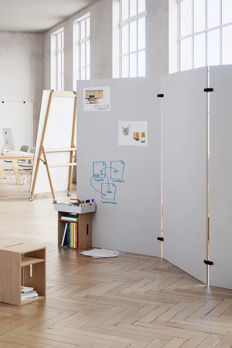 Birou delimitat cu panouri despartitoare