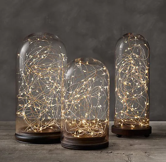 Masă festivă iluminată cu ghirlande LED