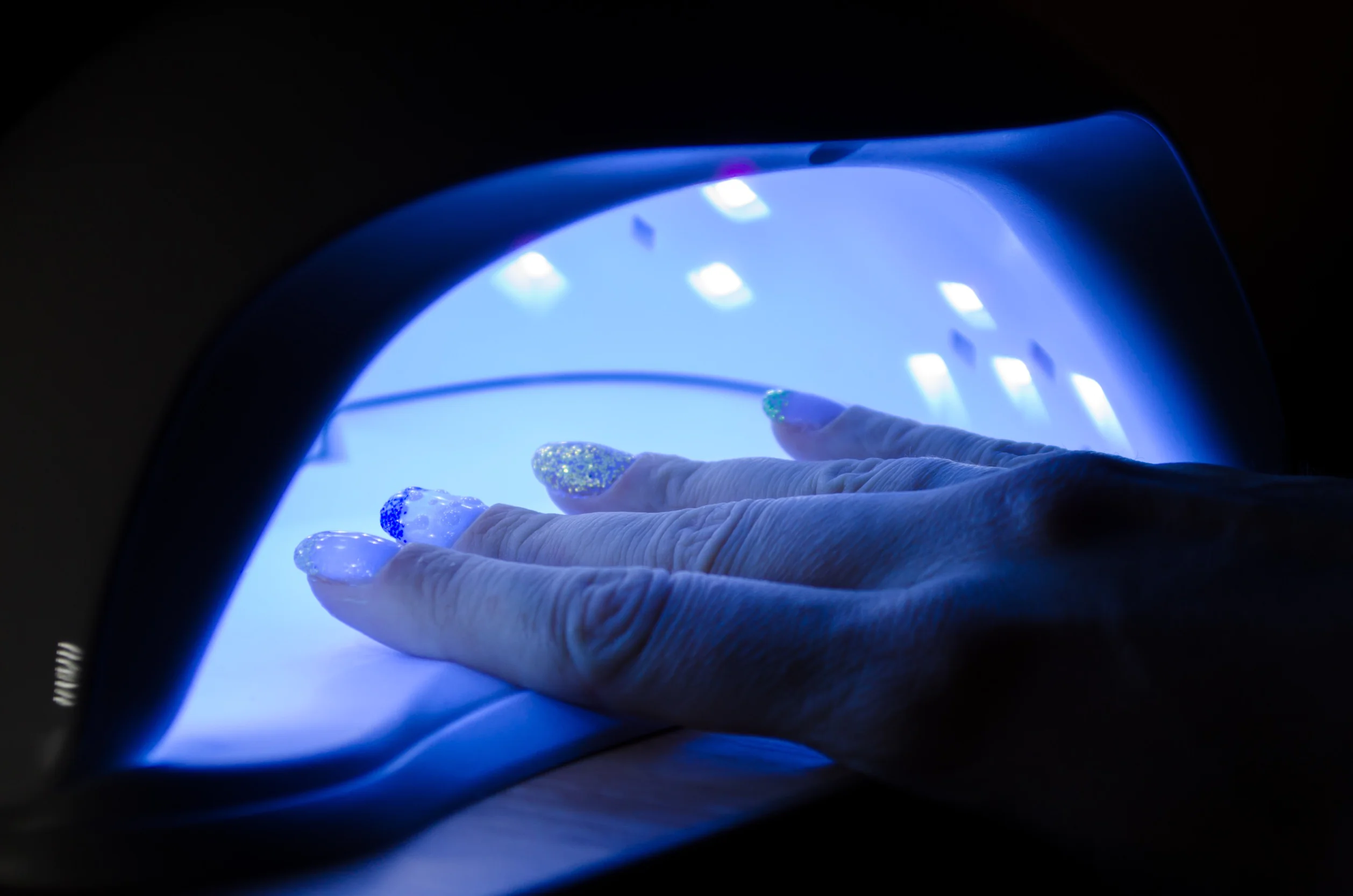 diferente intre lampa UV si LED pentru unghii