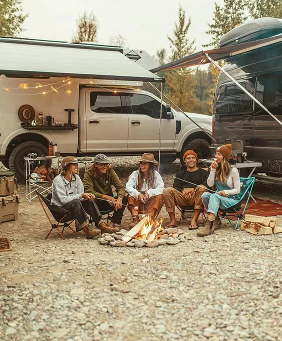 prieteni adunati la foc de tabara vara